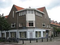 820833 Gezicht op het hoekpand Antonius Matthaeuslaan 7 (Huisartsenpraktijk Tuinwijk) te Utrecht; rechts de Willem ...
